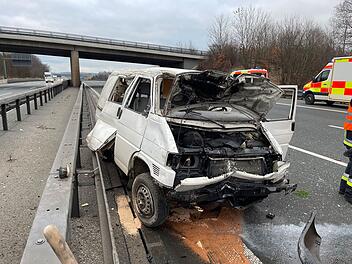 VW Bus überschlägt sich mehrfach auf der A9: Ersthelfer kümmern sich um Verletzte und Hund