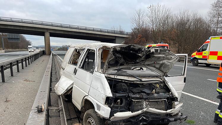 VW Bus überschlägt sich mehrfach auf der A9: Ersthelfer kümmern sich um Verletzte und Hund
