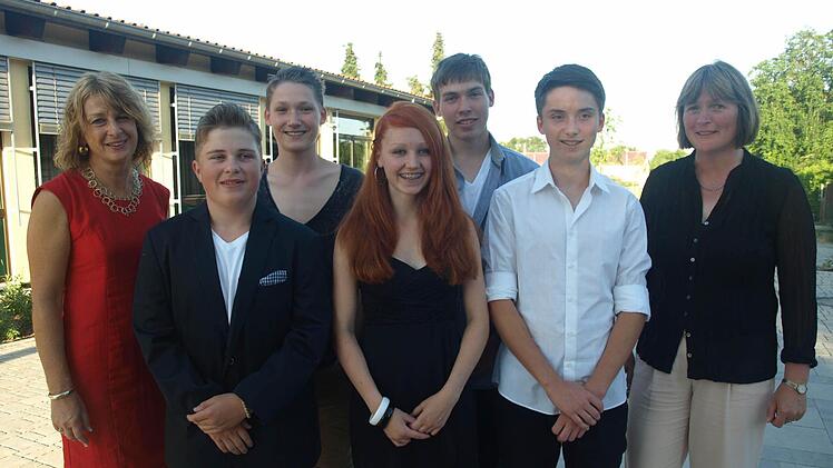 Rektorin Sonja Then (links) und Klassleiterin Christina Belting (rechts) zeichneten als Beste beim Qualifizierenden Abschluss weiter von links Kai Zimmermann (2,22), Timo Keß, Lorena Stöth, Marco Karch und Nico Hartmann (alle 2,27) aus. Fotos: Stefan Geiger