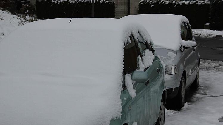 Eingeschneit, gesehen in der Johann-Langhans-Straße in Zeil. Foto: Klaus Schmitt