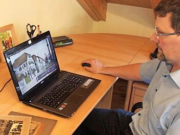 Volker Schäfer betrachtet sich die Bilder auf dem Laptop. Foto: Thomas Mäuser