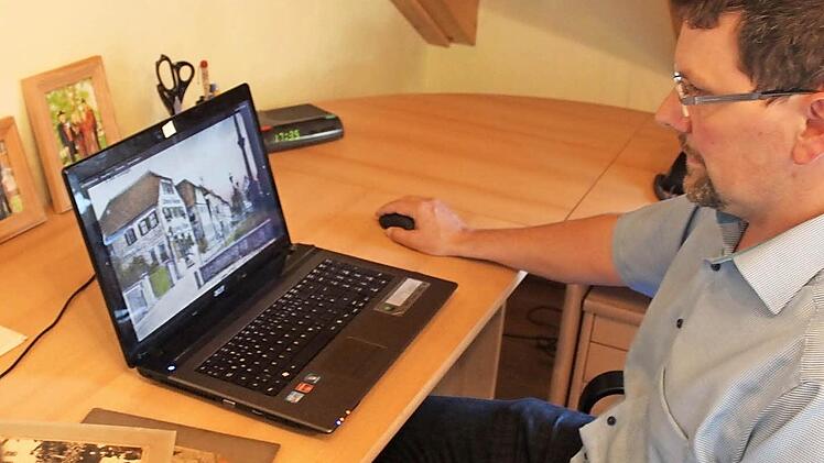 Volker Schäfer betrachtet sich die Bilder auf dem Laptop. Foto: Thomas Mäuser
