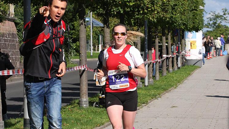 Wolfgang Müller, der diesjährige Gesamtsieger des Rhön-Grabfeld-Cups vom TSV Ostheim, weist seiner Freundin Barbara Schneider den Weg beim Halbmarathon. Auf dieser Distanz hatten die Teilnehmer allerdings keinerlei Probleme mit der Streckenführung.