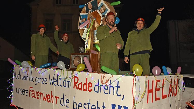 Auch die Freiwillige Feuerwehr Dampfach hatte zu den "Dampficher Feuerwehr Fosernachts Einsatzwochen" einen tollen Wagen gebaut, der die Worte von Obama "Yes we can" und Angela Merkel "Wir schaffen das" zu folgendem Spruch umgemünzt hatte: "Ob"s brennt, ob"s kracht, ob"s stürmt oder schneit, die Feuerwehr ist bereit! Wir schaffen das." Foto: Ulrike Langer
