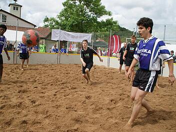 Viel Saß hatten alle teilnehmenden Mannschaften am Beach-Soccer-Turnier, auch die Flüchtlinge von der Kinder- und Jugendhilfe St. Josef aus Eltmann, hier im Spiel gegen den RSV Unterschleichach.