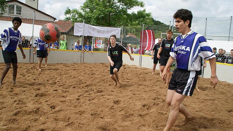 Viel Saß hatten alle teilnehmenden Mannschaften am Beach-Soccer-Turnier, auch die Flüchtlinge von der Kinder- und Jugendhilfe St. Josef aus Eltmann, hier im Spiel gegen den RSV Unterschleichach.