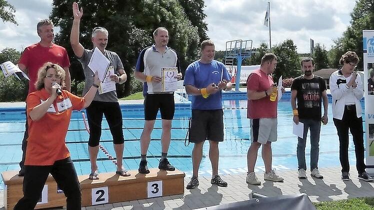 Den Gesamtsieg holte sich erneut Thomas Müller (links auf dem Treppchen), links davor: Sandra Müller.