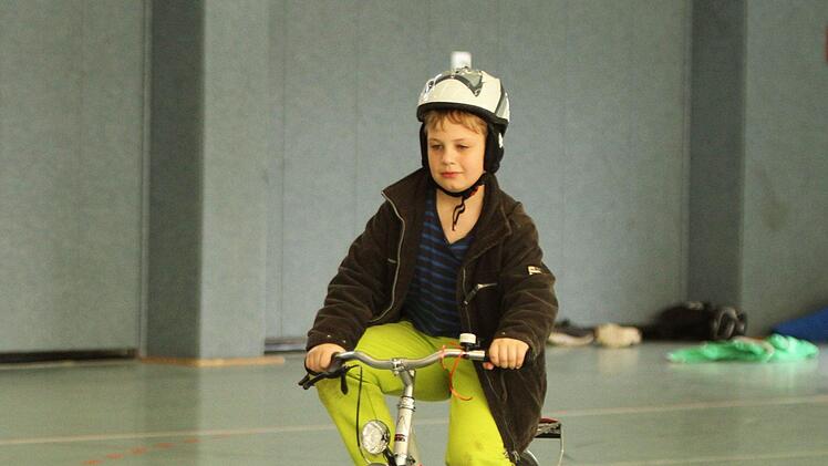 Das Spurbrett zu halten ist gar nicht so einfach, hier Fabian Fratz.