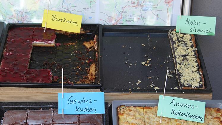 Kaum zu glauben, aber wahr: Schon fünf Minuten nach der Öffnung des Kuchenbüffets waren die ersten Bleche leer.