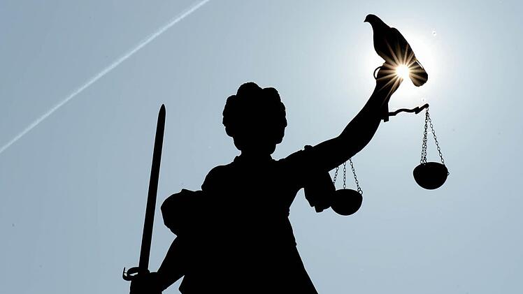 Weil sie fünf Jahre lang zu Unrecht Leistungen nach dem Unterhaltsvorschussgesetz bezogen hatte, stand jetzt eine 38-jährige Frau aus dem Landkreis Kulmbach vor dem Amtsgericht.Foto: Arne Dedert dpa