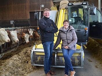 Oliver und Andrea Truckenbrodt in ihrem Kuhstall in Herbartsdorf Foto: Gabi Bertram
