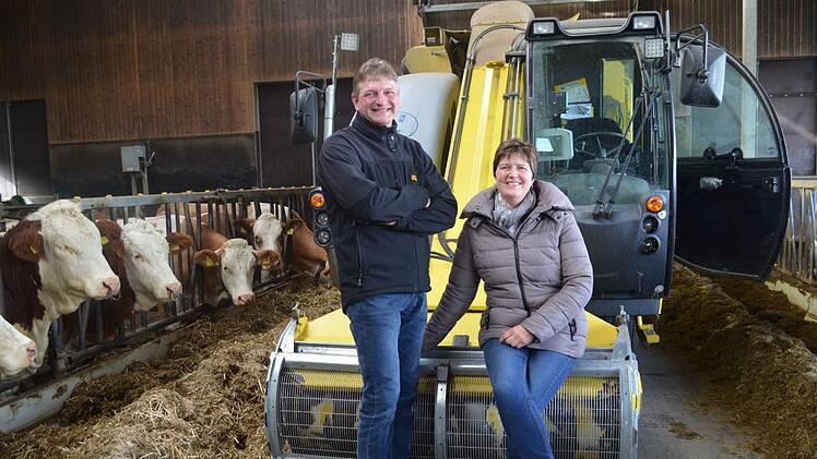 Oliver und Andrea Truckenbrodt in ihrem Kuhstall in Herbartsdorf Foto: Gabi Bertram