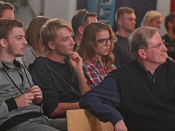 Aufmerksame Zuhörer, kritische Fragensteller: An Jung- und Erstwähler richtete sich eine Diksussionsveranstaltung, zu der der Kreisjugendring, die "alte Spinnerei" und die Bayerische Rundschau am Freitagabend gemeinsam eingeladen hatten. Foto: Ronald Rinklef