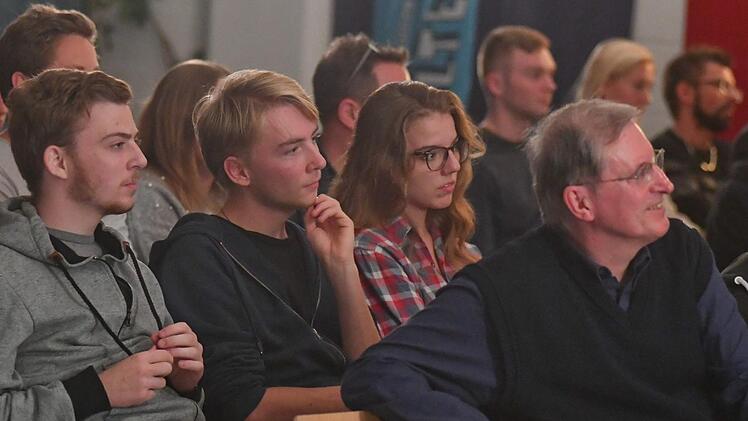 Aufmerksame Zuhörer, kritische Fragensteller: An Jung- und Erstwähler richtete sich eine Diksussionsveranstaltung, zu der der Kreisjugendring, die "alte Spinnerei" und die Bayerische Rundschau am Freitagabend gemeinsam eingeladen hatten. Foto: Ronald Rinklef
