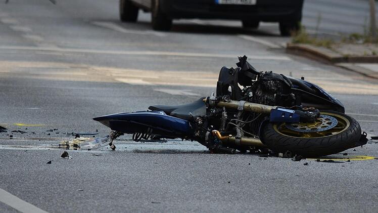 Bei einem Motorradunfall im Kreis Bad Kissingen ist am Mittwoch eine zw&ouml;lfj&auml;hrige Beifahrerin mittelschwer verletzt worden. Symbolbild: fsHH/pixabay.com