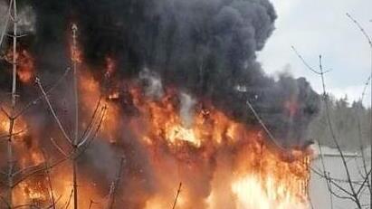Die Flammen loderten aus der Firmenhalle.