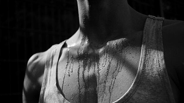 Schwei&szlig;geruch in der Kleidung ist weder f&uuml;r das Umfeld, noch f&uuml;r einen selbst sch&ouml;n - zum Gl&uuml;ck gibt es praktische Hausmittel dagegen.