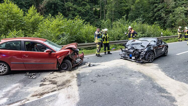 Ebermannstadt: schwerer Unfall auf Staatsstra&szlig;e 2260