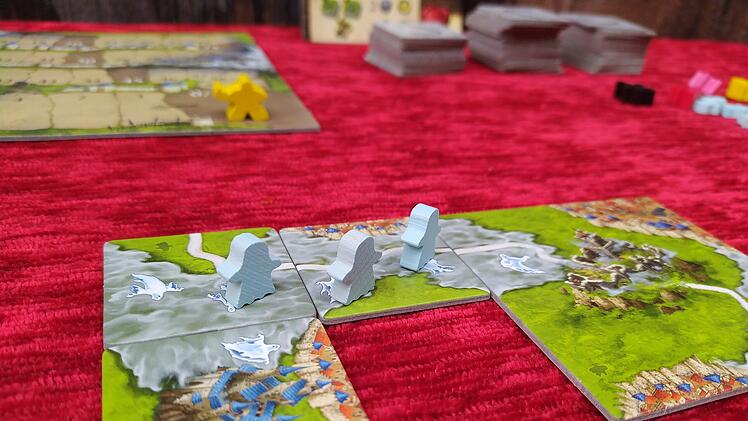 Spiele-Test Nebel über Carcassonne: Der Legespiel-Klassiker als kooperative Geisterjagd