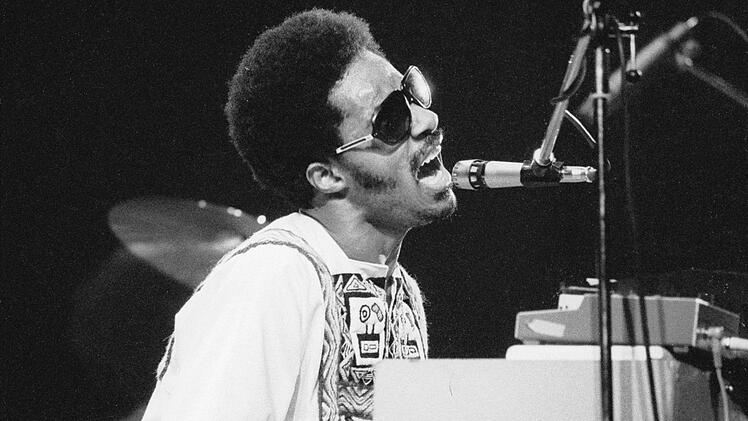 Seine große Zeit: In den 70-ern wurde Stevie Wonder zum international gefeierten Superstar. Im Bild: Wonder bei einem Auftritt im Londoner Rainbow Theatre, 1974.
