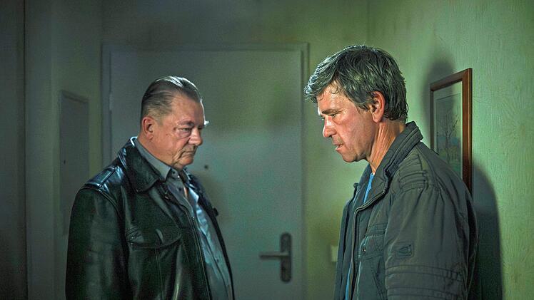 Henry Koitzsch (Peter Kurth, links) und Michael Lehmann (Peter Schneider) denken &uuml;ber den Todesfall einer alten Frau nach, der nach Unfall aussieht, der aber auch ein Mord sein k&ouml;nnte.