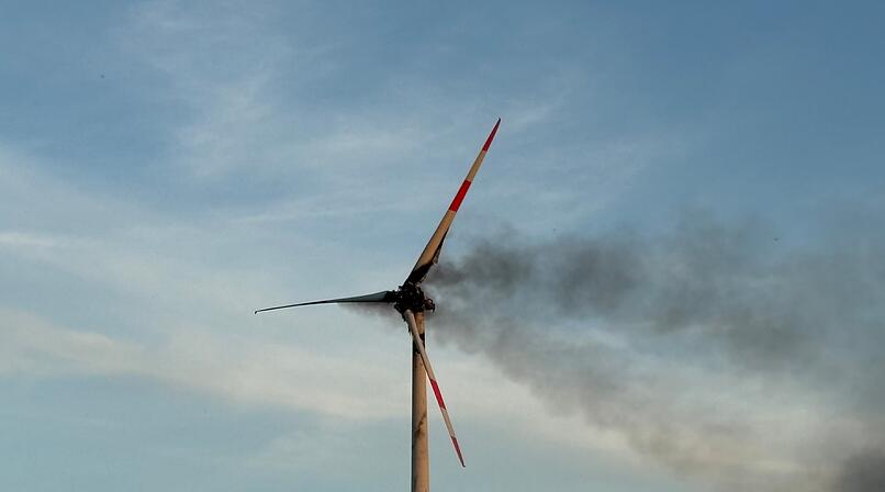 A7 bei Kitzingen: Windrad steht lichterloh in Flammen