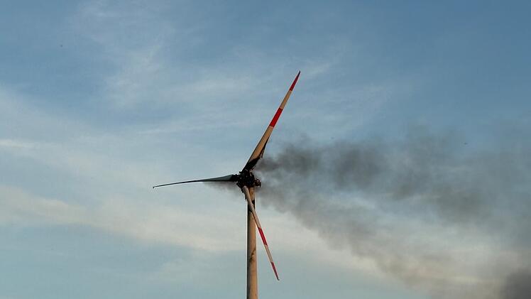 A7 bei Kitzingen: Windrad steht lichterloh in Flammen