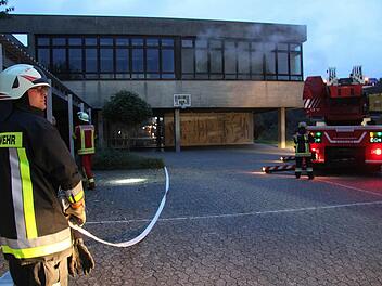 Mit der Drehleiter versuchen die Feuerwehren die zwölf Kinder, die im Obergeschoss der Wonseeser Schule noch eingeschlossen sind, aus ihrer misslichen Lage zu befreien. Fotos: Sonja Adam