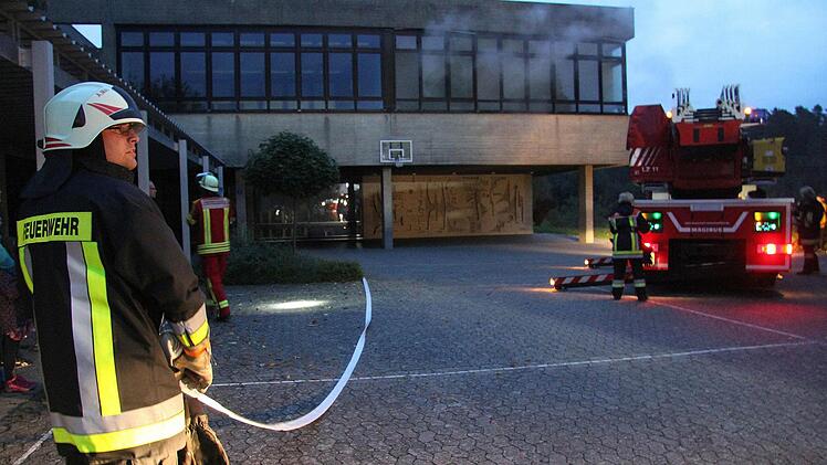Mit der Drehleiter versuchen die Feuerwehren die zwölf Kinder, die im Obergeschoss der Wonseeser Schule noch eingeschlossen sind, aus ihrer misslichen Lage zu befreien. Fotos: Sonja Adam