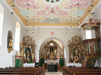 Der Innenraum der Sambacher Kirche erstrahlt in neuem Glanz. Fotos: Evi Seeger