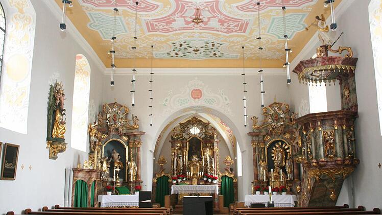 Der Innenraum der Sambacher Kirche erstrahlt in neuem Glanz. Fotos: Evi Seeger