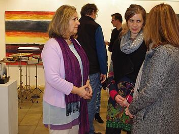 Andrea Partheymüller-Gerber (links) und Julia Tittmann im Gespräch mit einer Besucherin der Ausstellung.  Foto: Heike Schülein