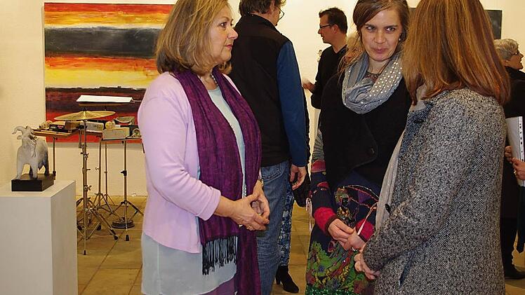 Andrea Partheymüller-Gerber (links) und Julia Tittmann im Gespräch mit einer Besucherin der Ausstellung.  Foto: Heike Schülein