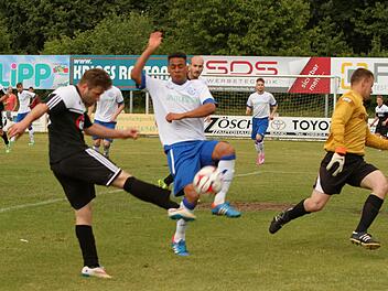 Nachdem er die Würzburger Abwehr ausgespielt hatte, lässt der Sander Andre Karmann dem Gästekeeper keine Abwehrchance und schießt zum 2:0 ein. Foto: Günther Geiling