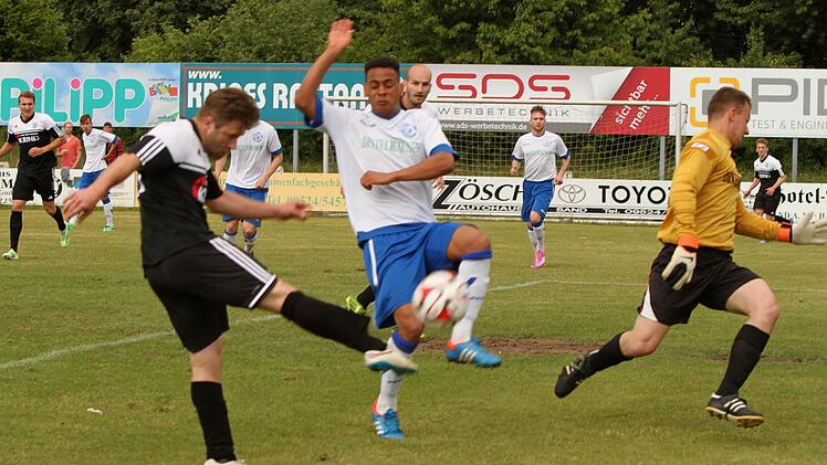 Nachdem er die Würzburger Abwehr ausgespielt hatte, lässt der Sander Andre Karmann dem Gästekeeper keine Abwehrchance und schießt zum 2:0 ein. Foto: Günther Geiling