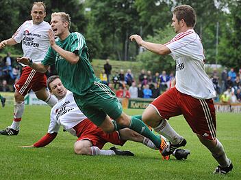 Fußballerische Leckerbissen wie 2012 das Bayernliga-Relegationsspiel gegen den TSV Neudrossenfeld (im grünen Trikot Lorenz Hofmann) sind beim ASV Hollfeld für lange Zeit vorbei. Nach (von links) Jochen Hollfelder (jetzt SSV Kasendorf) und Christian Goller (FC Lichtenfels) ging zuletzt auch Johannes Eberlein (BSC Saas Bayreuth). Foto: Archiv