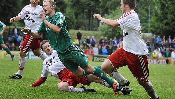 Fußballerische Leckerbissen wie 2012 das Bayernliga-Relegationsspiel gegen den TSV Neudrossenfeld (im grünen Trikot Lorenz Hofmann) sind beim ASV Hollfeld für lange Zeit vorbei. Nach (von links) Jochen Hollfelder (jetzt SSV Kasendorf) und Christian Goller (FC Lichtenfels) ging zuletzt auch Johannes Eberlein (BSC Saas Bayreuth). Foto: Archiv