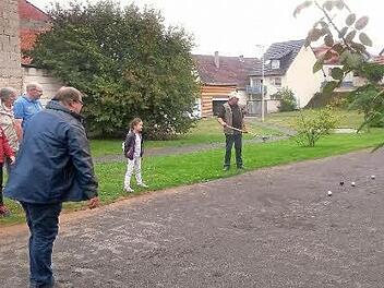Vize-Bürgermeister Manfred Öftring weihte die neue Boule-Bahn in Fuchsstadt mit einem Spiel ein.  Foto: Winfried Ehling