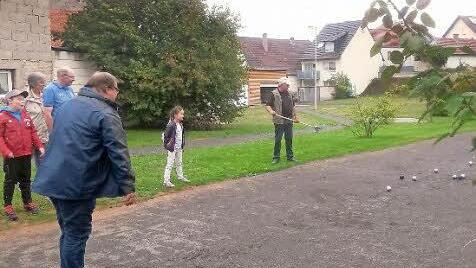 Vize-Bürgermeister Manfred Öftring weihte die neue Boule-Bahn in Fuchsstadt mit einem Spiel ein.  Foto: Winfried Ehling