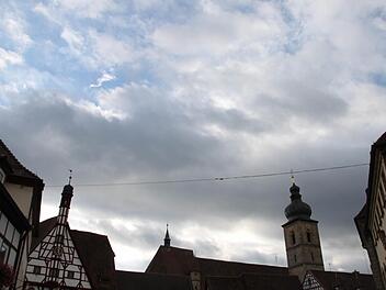 Ab 10.30 Uhr waren am Montag die Aussichten düster in Forchheim. Foto: Ekkehard Roepert