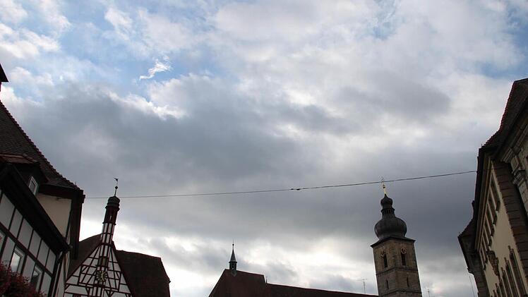 Ab 10.30 Uhr waren am Montag die Aussichten düster in Forchheim. Foto: Ekkehard Roepert