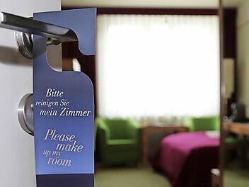 Sich einfach ins gemachte Bett legen k&ouml;nnen: Daf&uuml;r sorgen in Bayern tausende Besch&auml;ftigte im Gastgewerbe. Auch sie sollen von steigenden Ums&auml;tzen in der Branche profitieren, fordert die Gewerkschaft. Foto: NGG