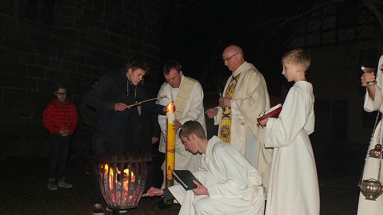 Auf dem Kirchenplatz wurde das Osterfeuer entzündet. Foto: Manfred Welker