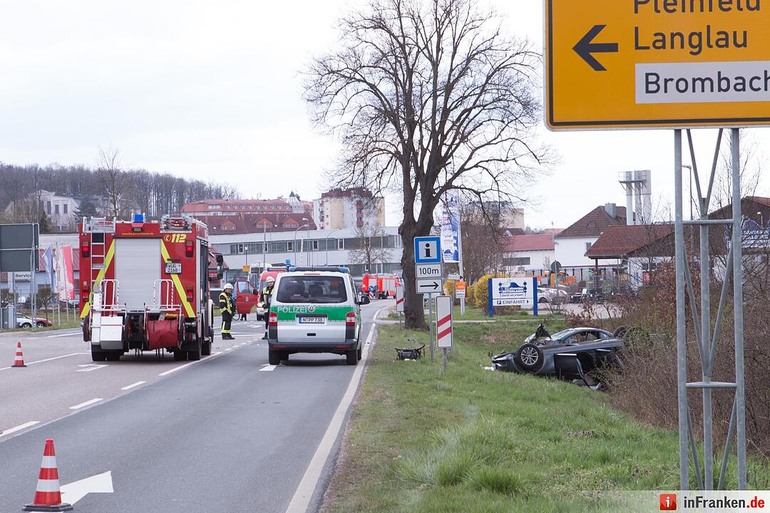 Bei einem schweren Verkerhrsunfall in Gunzenhausen haben sich vier Menschen teilweise schwer verletzt.