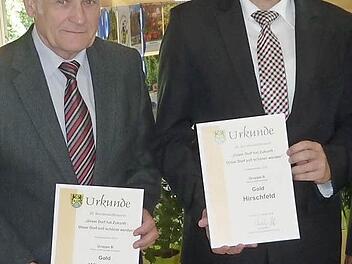 Wendelin Vetter (links) und Klaus Löffler nahmen die Auszeichnungen für Windheim und Hirschfeld entgegen.  Foto: Gerd Fleischmann