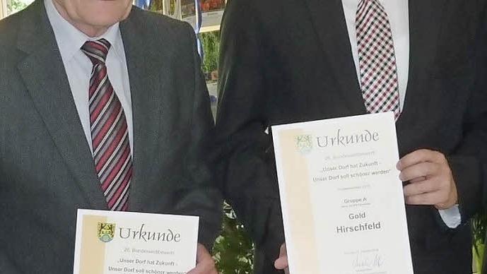 Wendelin Vetter (links) und Klaus Löffler nahmen die Auszeichnungen für Windheim und Hirschfeld entgegen.  Foto: Gerd Fleischmann