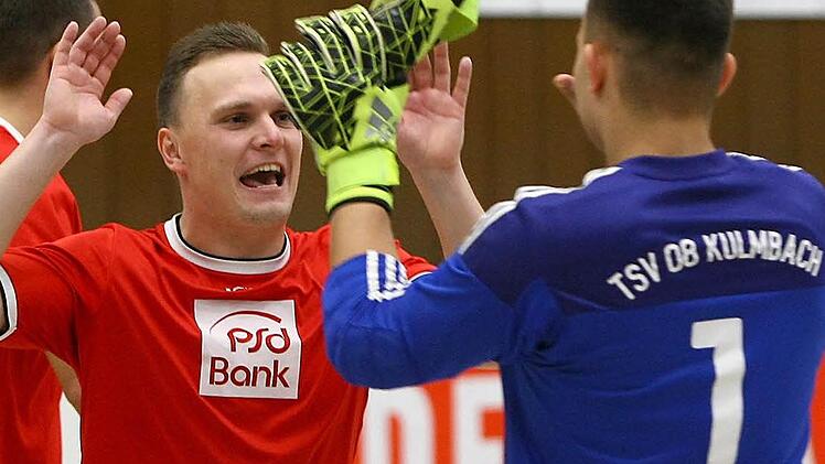 Die beiden Mangersreuther Christian Ohnemüller und Sam Kern (von links) bejubeln den Sieg. Foto: Monika Limmer