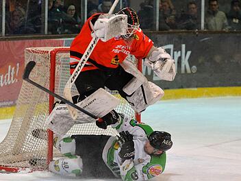Als Michal Petrak angerauscht kommt, versucht sich Peißenbergs Goalie Felix Barth erfolgreich als Hochspringer. Fotos: Picturedreams
