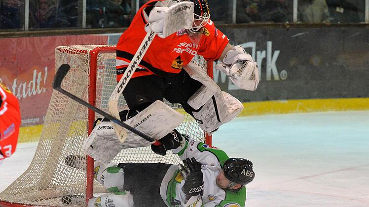 Als Michal Petrak angerauscht kommt, versucht sich Peißenbergs Goalie Felix Barth erfolgreich als Hochspringer. Fotos: Picturedreams