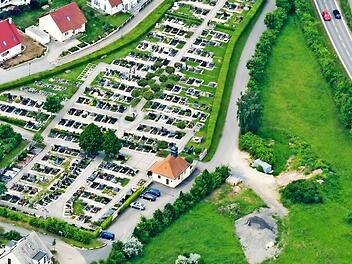 Auf dem freien Gelände (vorne rechts) ist die Friedhofserweiterung geplant. Foto: Ronald Rinklef/Archive
